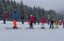 Ratrak ciągnie narciarzy