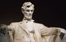 Rysy na pomniku Abrahama Lincolna