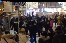 Interwencja policja na Krupówkach. Słychać "Je**ć COVIDA, w Zakopanem nie ma"