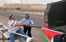 Żymianin wyrywa flagę Palestyńczykowi.