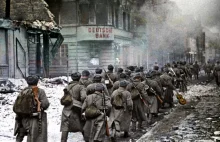 Historia jednego zdjęcia. Wojska radzieckie maszerują przez miasto Piła....