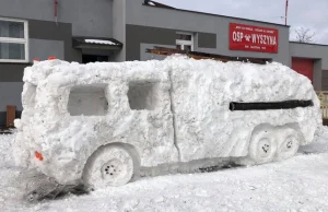 Strażacy nie mogli się doczekać na nowy wóz. Ulepili go sami ze... śniegu