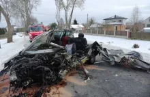 Opel uderzył w drzewo i rozpadł się na kawałki. Kierowca zginął na miekscu FOTO