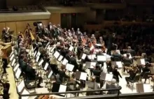 Orkiestra zaskakuje dyrygenta w jego urodziny