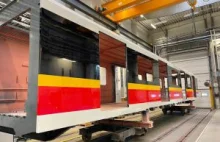 Trwa malowanie nowych wagonów metra dla Warszawy [ZDJĘCIA