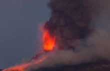 Spektakularne ujęcia z erupcji Etny. Strumienie gorącej lawy i kłęby dymu...