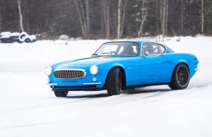 Volvo P1800 Cyan sunie bokiem po śniegu, cieszy uszy i wzbudza nostalgię