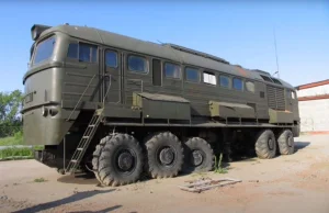 12 skrętnych kół i 150-litrowy diesel. Terenowa lokomotywa z Rosji.