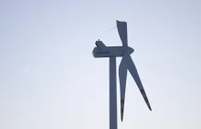 Powiat grudziądzki. Oderwana łopata elektrowni wiatrowej spadła na pole
