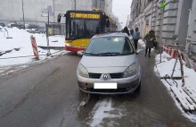 ŁÓDŹ Beztroski kierowca zaparkował tak, że wszystmał ruch autobusów na godzinę