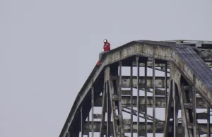 Akcja służb. Mężczyzna na przęśle mostu w Grudziądzu - video