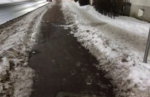 W Gdańsku odśnieżane są tylko drogi rowerowe, a chodniki nie.