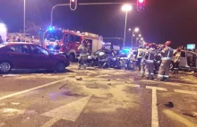 Zderzenie 7 aut w Łodzi. Kilka osób rannych, dwie w ciężkim stanie -...