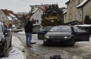 Gdańsk. Policja oddała około 20 strzałów w auto, ale kierowca uciekł [NAGRANIE]