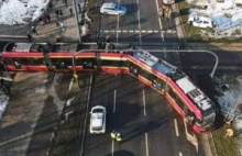 Łódź: auto zderzyło się z tramwajem [ZDJĘCIA