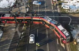 Łódź: auto zderzyło się z tramwajem [ZDJĘCIA