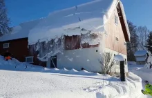 Używanie liny do usuwania śniegu z dachu