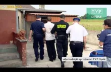 Mężczyzna podczas eksmisji rzuca się z kosą i siekierą na policjantów.