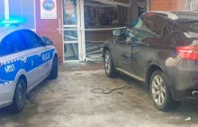 Białystok. Kierująca bmw pomyliła gaz z hamulcem i wjechała w pocztę