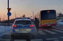 Policjant może nawet potrącić pieszego na pasach i nic mu za to nie grozi!