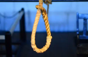 Zmarła na zawał przed egzekucją. Strażnicy powiesili ciało - Polsat News