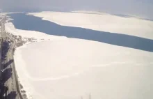 Ogromna pokrywa lodowa odrywa się od brzegu jeziora Michigan