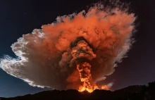 Tak erupcja Etny rozświetla niebo na Sycylii. Zobacz widowiskowe zdjęcia