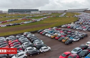 Dawny tor wyścigowy w Anglii to teraz parking samochodowy (zdjęcia)