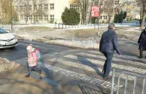 Poszerzenie chodników pod szkołami stworzy niebezpieczeństwo dla... pieszych!