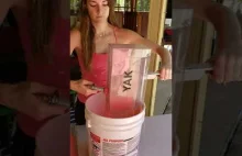 Różowa myje wałek malarski.
