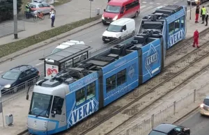 Tramwajowy drift w centrum. Po wykolejeniu tramwaj wjechał w przystanek