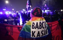 Warszawa. Atak torebką na policjanta. Nowe zarzuty wobec Babci Kasi