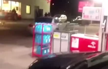 Kobieta zdemolowała stację benzynową Orlen (video)