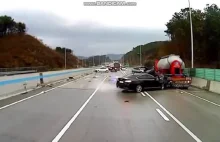 Mężczyzna omija samochody na oblodzonej autostradzie