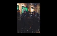 Policjanci blokują wejście do lokalu i odmawiają podania tożsamości