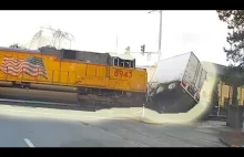 Pociąg taranuje ciężarówkę