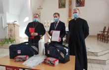 Caritas przekazał polskim szpitalom 100 respiratorów i 10 tys. kombinezonów