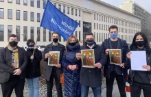 Plakat Matki Boskiej z tęczową aureolą. Wyrok sądu: tęcza nie obraża