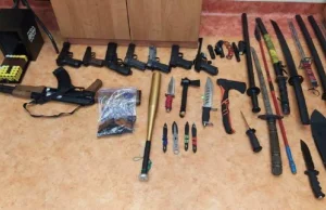Pokaźny arsenał u 21-latka. Rewolwery, amunicja, broń gazowa, pałki i noże