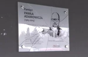 Tablica upamiętniająca śp. Pawła Adamowicza w Ostrowie Wielkopolskim zniszczona.