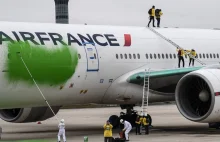 Greenpeace niszczy samolot Air France marząc go farbą.