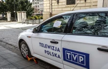 Straż miejska zakłada blokadę wozowi TVP Bydgoszcz."Przepisy obowiązują każdego"