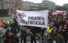 Wielka manifestacja antycovidowa. Policja chciała przerwać marsz, nie udało się