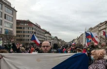 Czesi jadą na wielką manifestację. Zatrzymuje ich policja