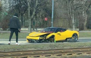 Wypadek ferrari w Krakowie. Auto warte kilkaset tysięcy zostało zniszczone.