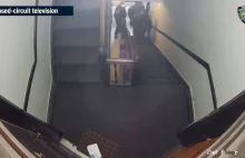 Bandyta strzela do policjantów na klatce schodowej