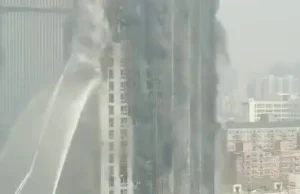 Chiny. Ogromny pożar trawi wieżowiec w centrum miasta Shijiazhuang.