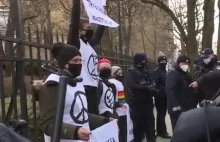 Protest przed Trybunałem Konstytucyjnym. "Aktywiści" przypięli się do ogrodzenia