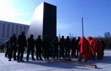 Próbowali złożyć wieniec przed pomnikiem smoleńskim. "Setki policjantów"