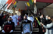 Pogrzeb Aleksandra Doby. Podróżnik pośmiertnie odznaczony przez prezydenta